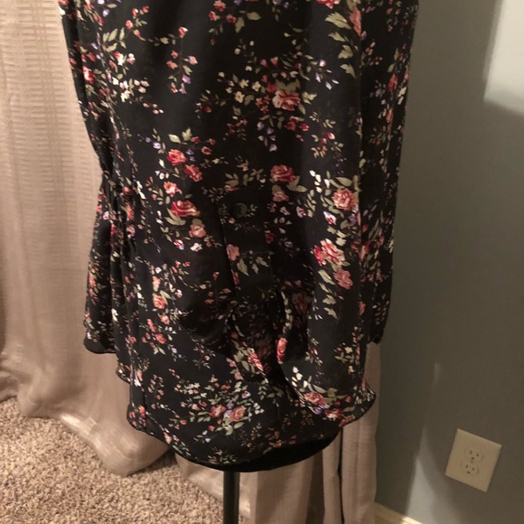 Knotted Floral Button Up with Lace - Picture 3 of 5